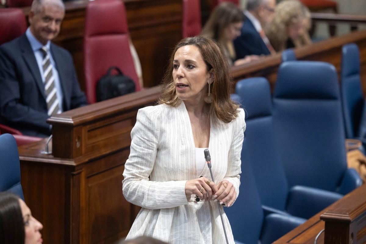 La consejera Jéssica de León interviene desde su escaño en la sesión de control del Parlamento.
