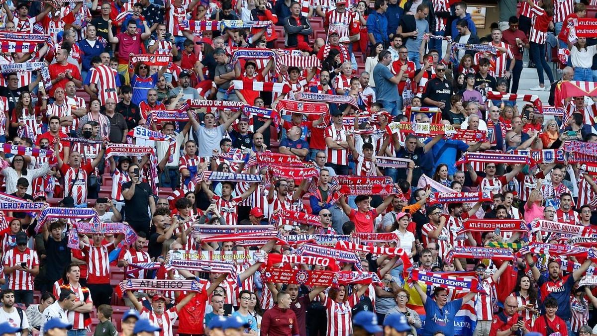 Afición del Atlético Madrid cantando el himno.