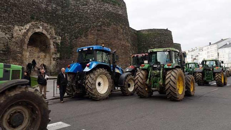 Los tractores llegaron ayer a Lugo // Efe/Eliseo Trigo
