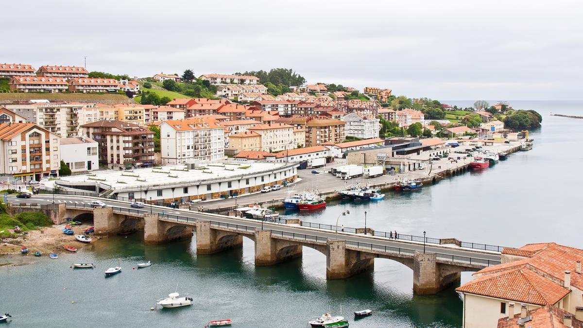 Pesqueros en la ría de San Vicente de la Barquera.