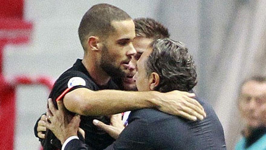 Mario Suárez celebra su segundo gol con Cesar Prandelli.