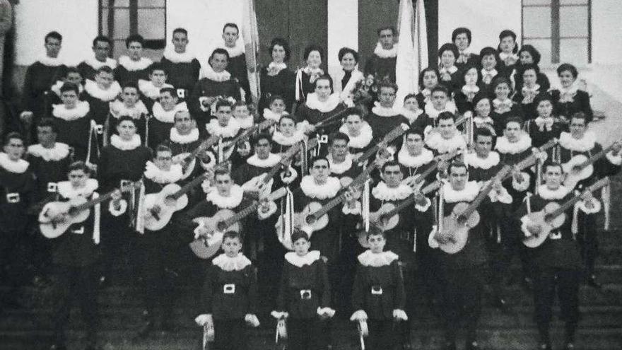 A rondalla dirixida por Pepe Silva. // Antón Mascato