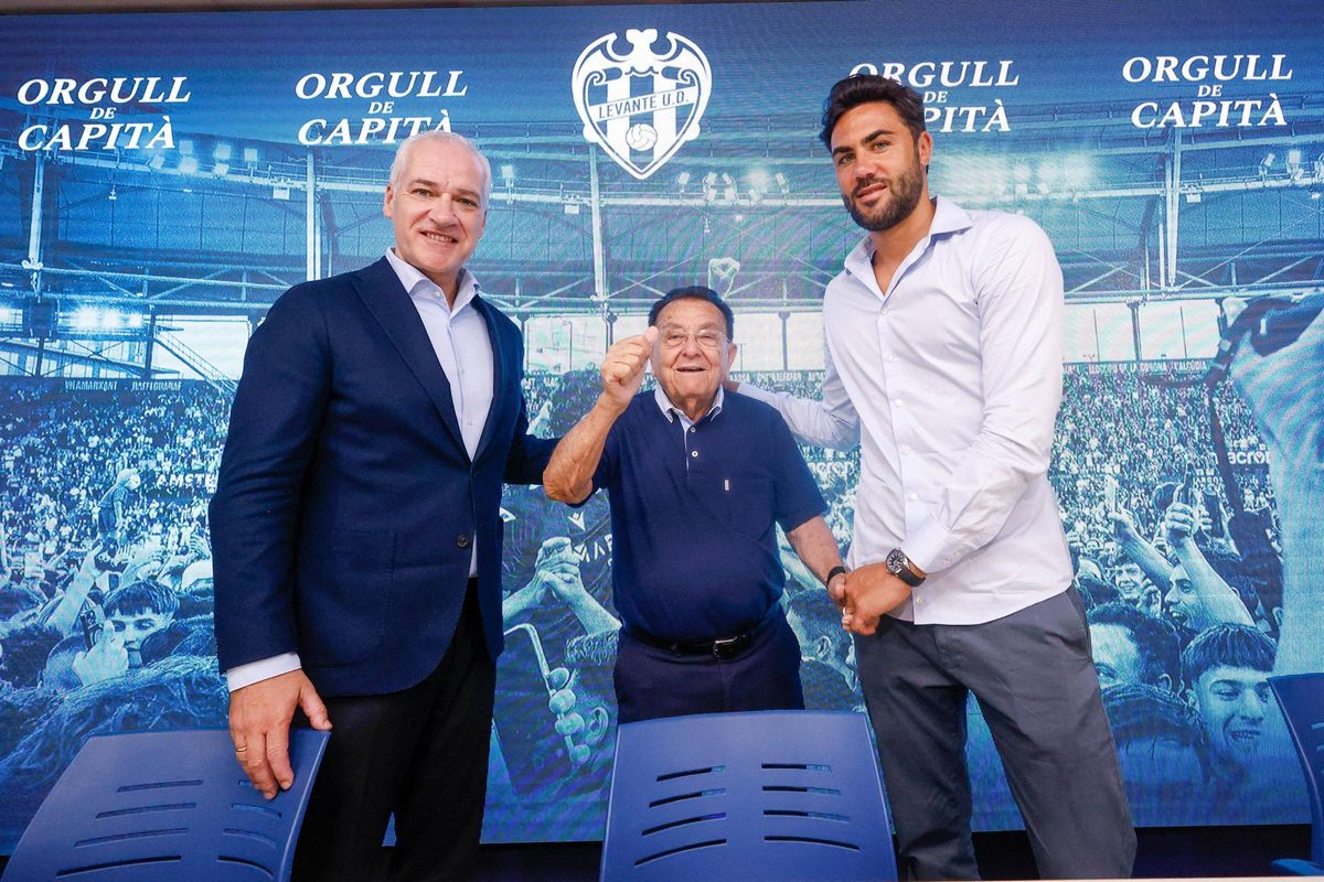 Iborra con Pablo Sánchez y Paco Fenollosa, presidente y presidente de honor del Levante UD