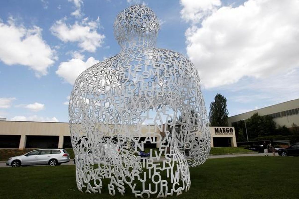 Una escultura realitzada per Jaume Plensa, a Palau-solità i Plegamans.