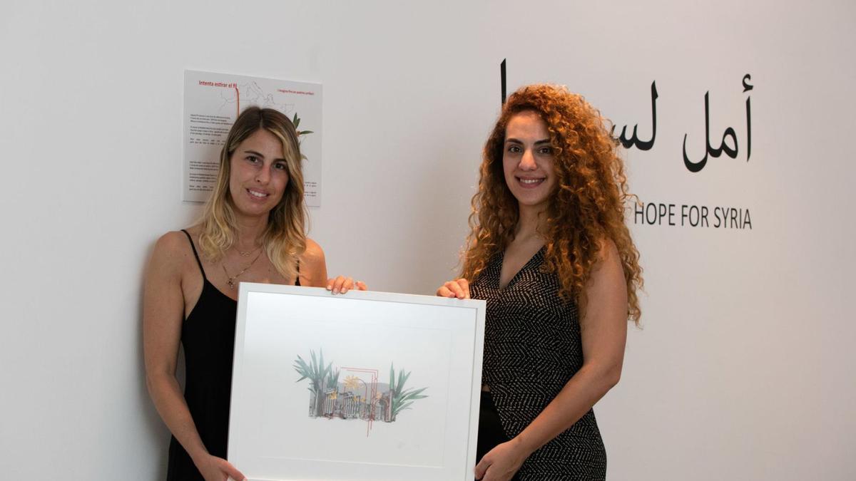 Martina Pozzi y Laura Jabbour, con una de las obras de su exposición ‘Hope for Syria’.