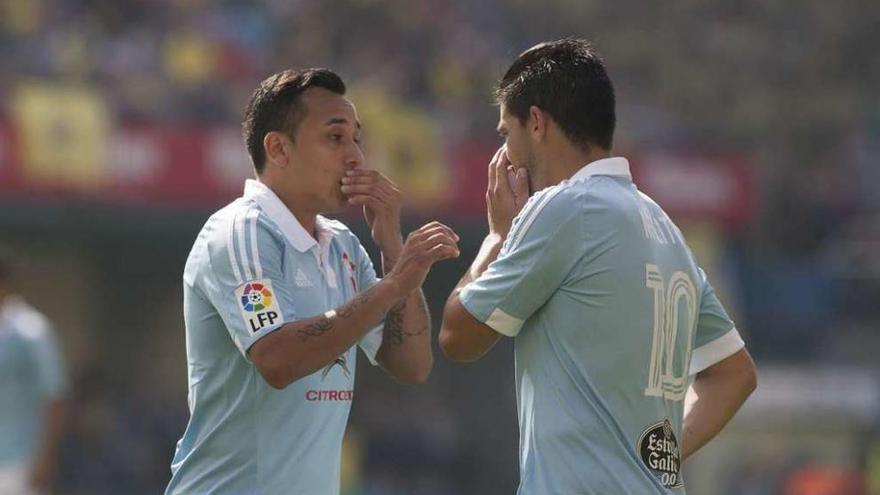 Nolito y Orellana conversan antes de lanzar una falta durante el partido de ayer en El Madrigal. // LOF