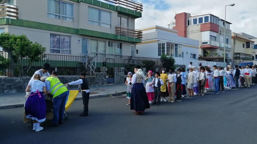 Paseo romero del colegio Marpe para celebrar el Día de Canarias