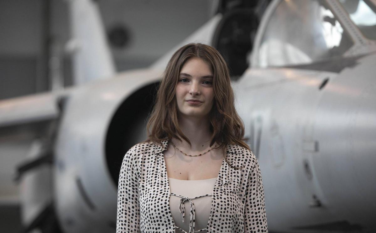 8M. Carmen Serrano en el hangar de Ingeniería Aeroespacial de la UPV.