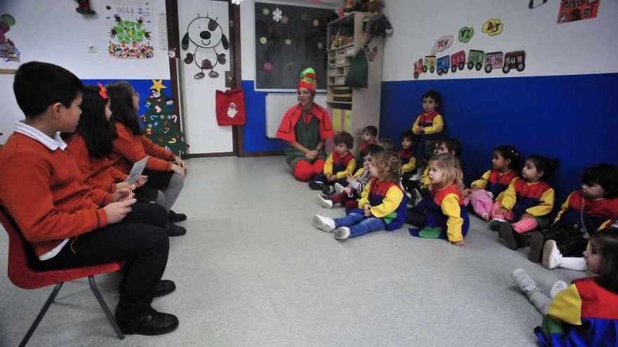 El encuentro entre alumnos del colegio San Francisco y niños de la guardería municipal. // Iñaki Abella