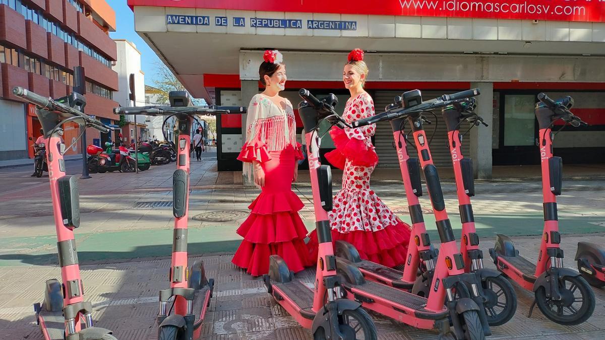 Dos flamencas en un aparcamiento de patinetes Voi