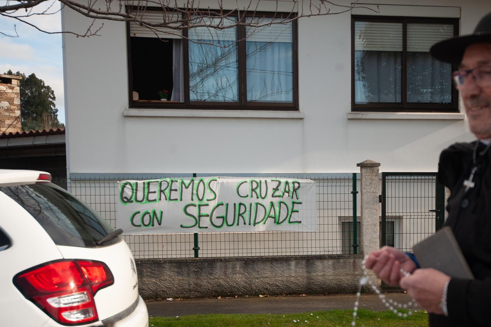 Residentes en O Couto en Oleiros escenifican una procesión fúnebre por una muerte por atropello en la carretera para pedir un paso peatonal