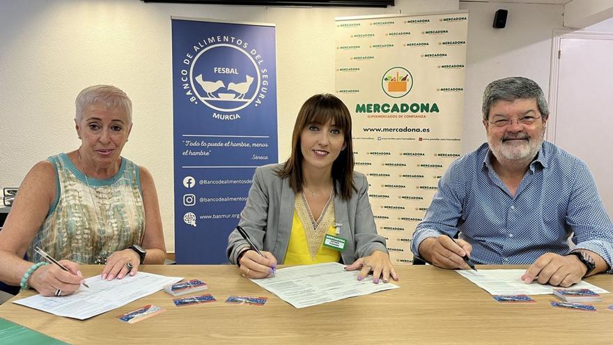 Jose García-Galbis, (Presidente del Banco de Alimentos del Segura), Fina González (Vicepresidenta) y Esther Piornos (Directora Territorial de Relaciones Externas de Mercadona).  | MERCADONA