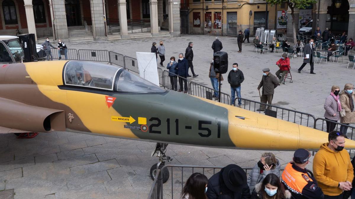 Público en la Plaza Mayor con la exposición de los aviones militares.