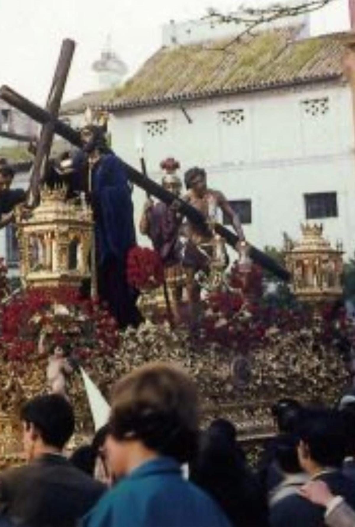 Misterio del Señor de la Victoria con el romano de fondo con las plumas talladas.