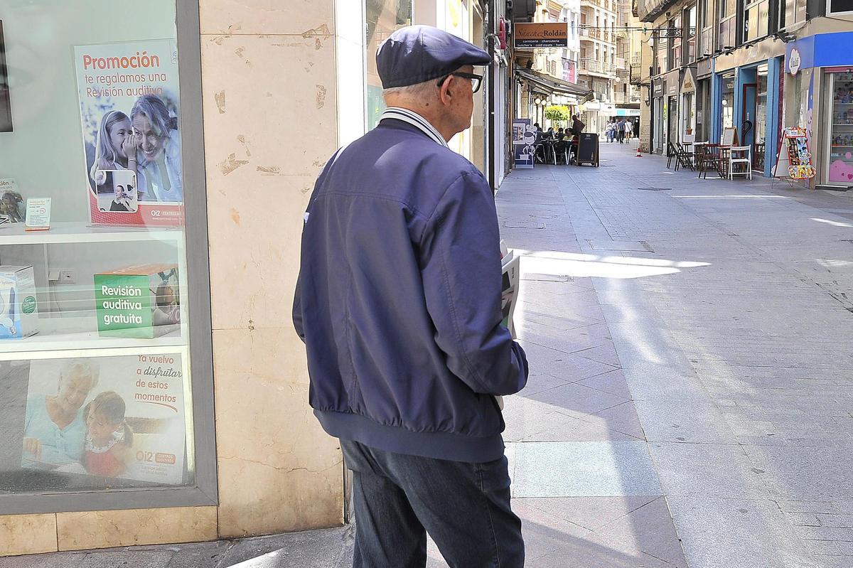 Un jubilado pasea por el centro de Elche, de archivo.