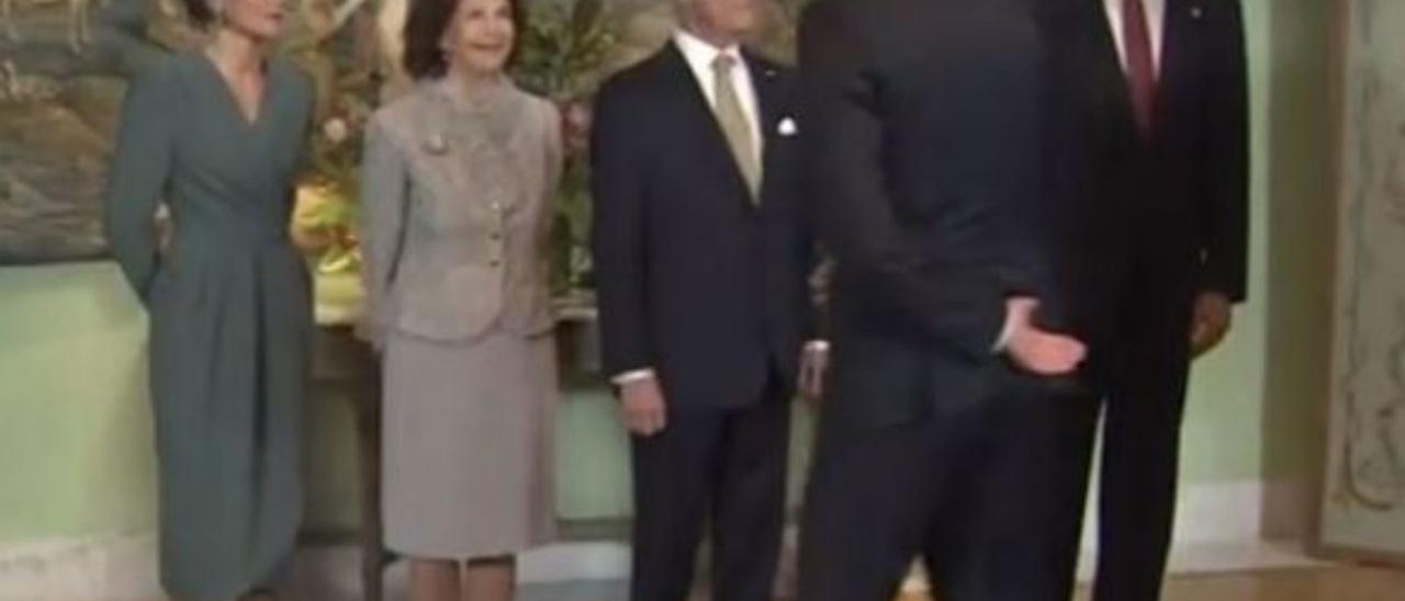 La secuencia del vídeo que recoge el momento en el que a Letizia, junto a los reyes Silvia y Gustavo, se le cae el bolso y se agacha a recogerlo, durante una recepción en Suecia. | |  LNE