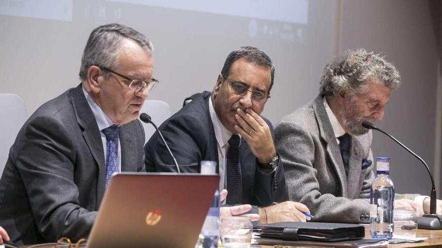 Por la izquierda, Manuel Gutiérrez, Fernando Lastra e Ignacio García Palacios, ayer, en el Club Prensa Asturiana de LA NUEVA ESPAÑA.