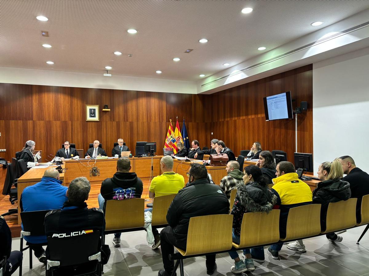 Los once acusados, este martes, en el banquillo de los acusados de la Audiencia Provincial de Zaragoza.
