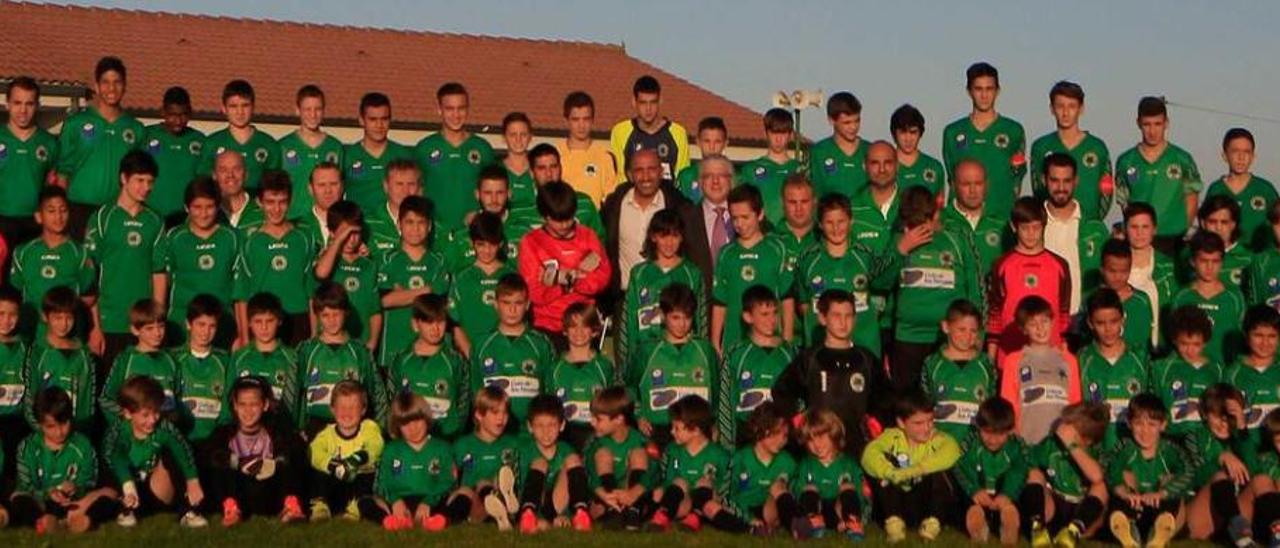 Abelardo, en el centro, junto al presidente del Estudiantes, Manuel Antonio Caso, y los jugadores del club.