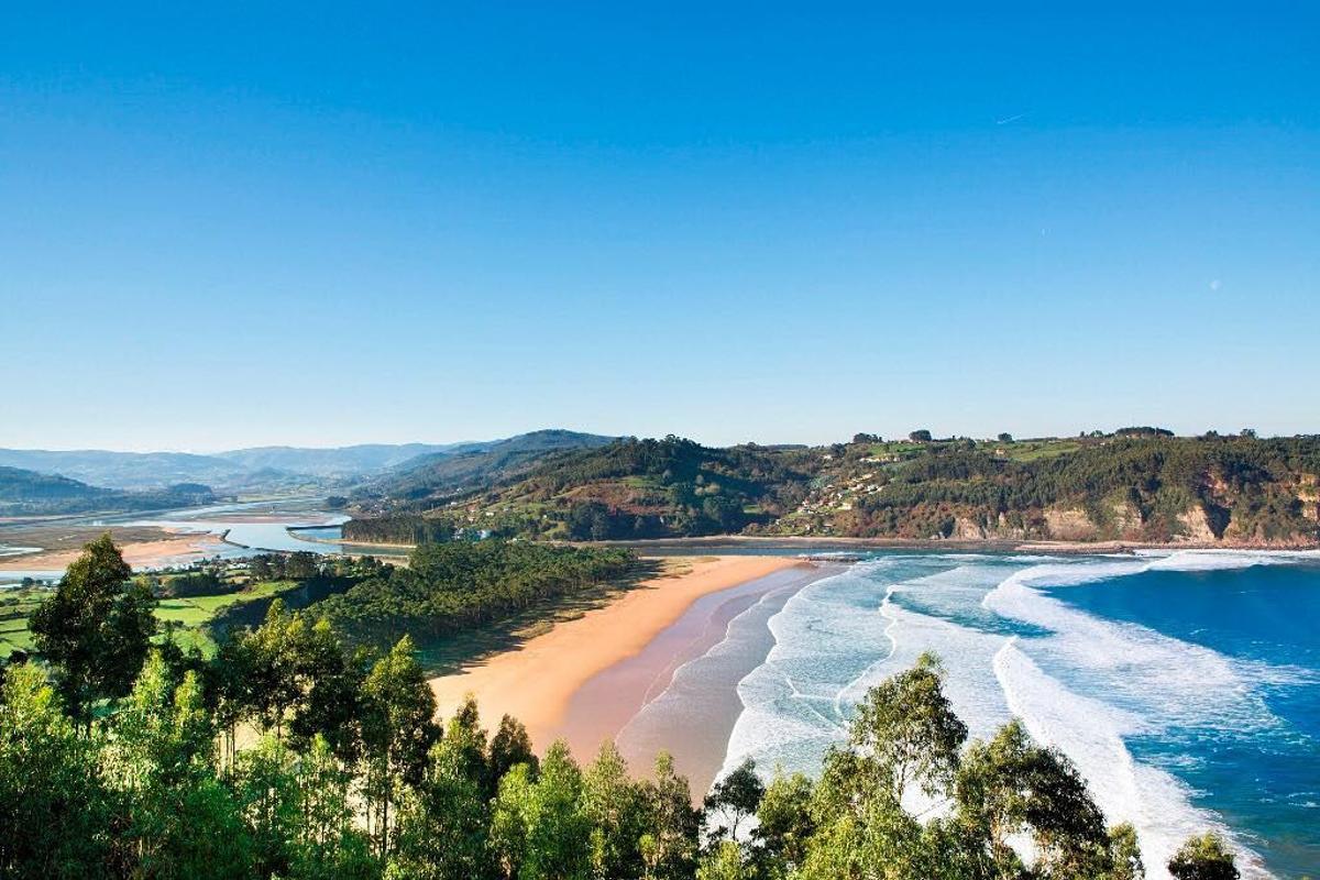 Asturias es 'paraíso natural' por playas como la de Rodiles, situada en el concejo de Villaviciosa