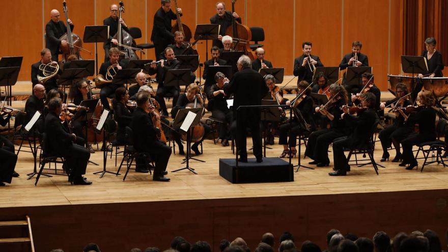 La Orquesta de los Campos Elíseos, durante su concierto de ayer en el Auditorio de Oviedo. | Luisma Murias