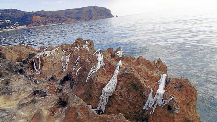 Una playa de roca de Xàbia se llena de toallitas húmedas arrojadas al váter