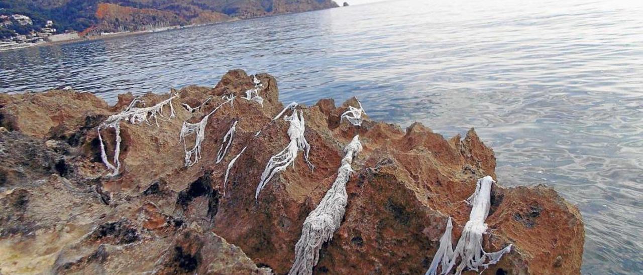 Una playa de roca de Xàbia se llena de toallitas húmedas arrojadas al váter