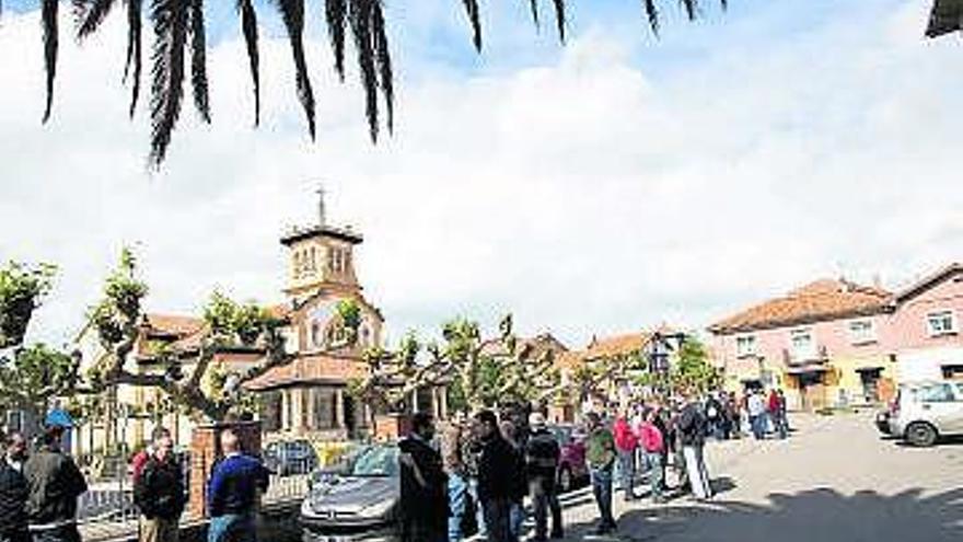 Trabajadores de Azsa esperan la asamblea en el patio de la biblioteca.