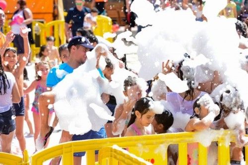 Fiesta de la espuma en la Plaza San Rafael en Vecindario