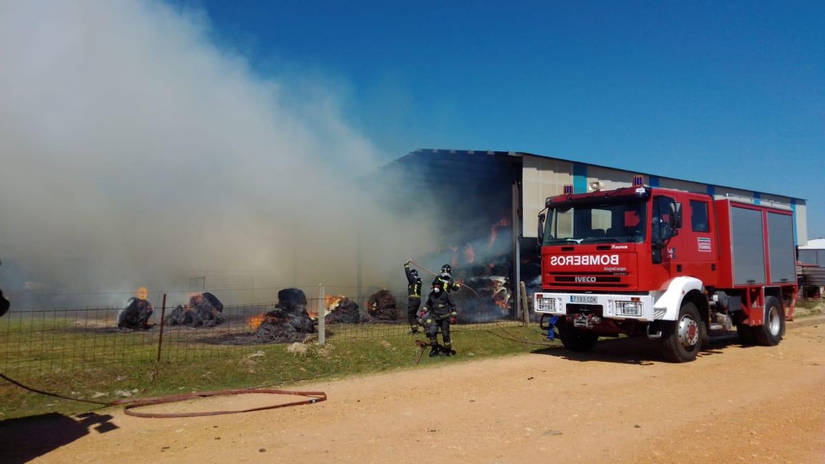 Los bomberos sofocan el incendio en la nave agrícola de Alfaraz de Sayago.