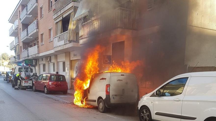 S&#039;incendia un vehicle aparcat al carrer a Blanes