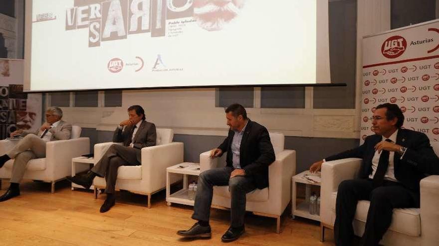 De izquierda a derecha, el rector de la Universidad de Oviedo, Santiago García Granda; el presidente del Principado, Javier Fernández; el secretario general de UGT Asturias, Javier Fernández Lanero, y el teniente de alcalde de Gijón, Fernando Couto, ayer, en el acto inaugural de la Escuela Internacional de Verano de UGT.