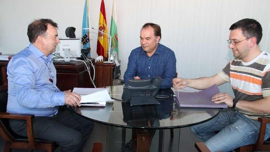 Gerardo López, José Crespo y Moisés Ferreiro, durante la reunión.