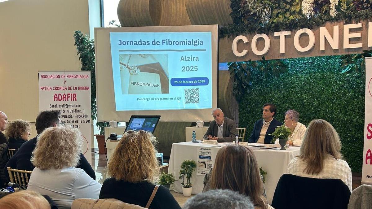 La mesa en las jornadas de fibromialgia celebradas este viernes.