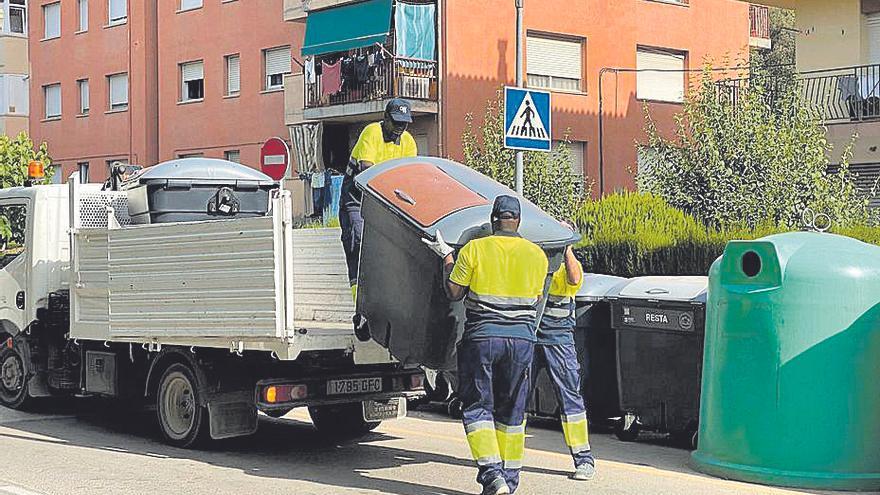 La instal·lació dels nous contenidors, ahir