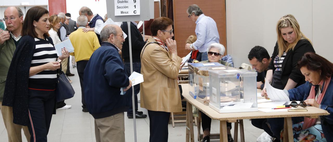 Votantes, en el colegio electoral del Palacio de los Deportes, hace cuatro años.