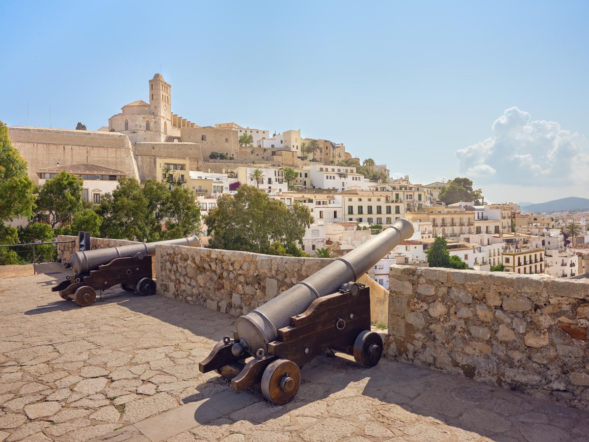 Eivissa, Bastión Escénico con Cañones Antiguos con Vistas al Casco Histórico, Ibiza