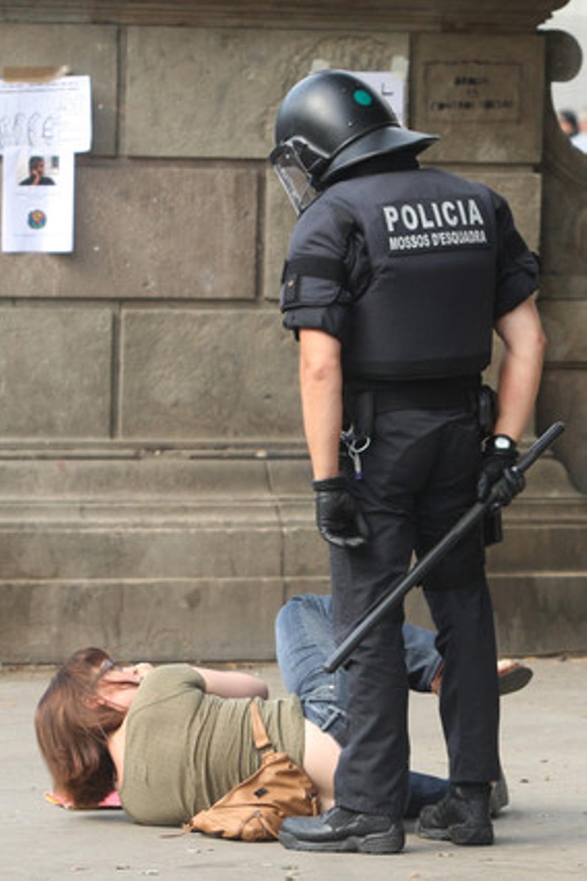 El desallotjament de la plaça de Catalunya, vist per Danny Caminal.