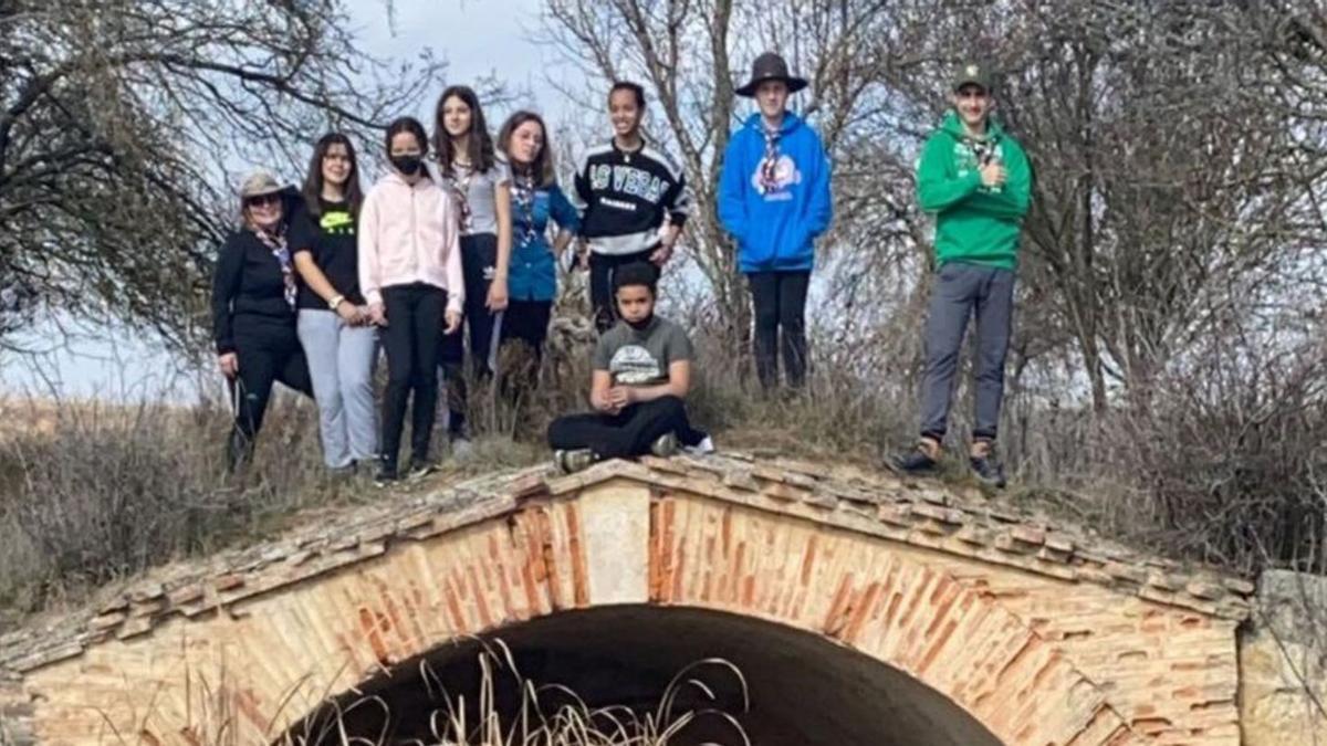 Participantes en la ruta posan junto a una de las fuentes del municipio. | Cedida