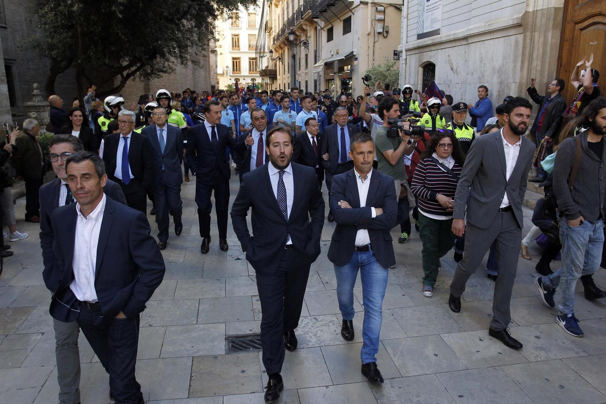 Rememora anteriores ascensos del Levante con imágenes ya históricas