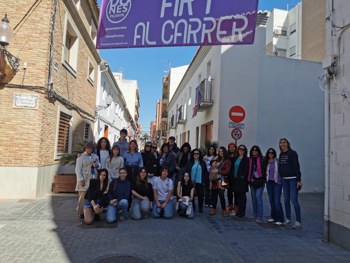 Las artistas junto con Dones de Picanya, en el carrer de Sant Francesc.