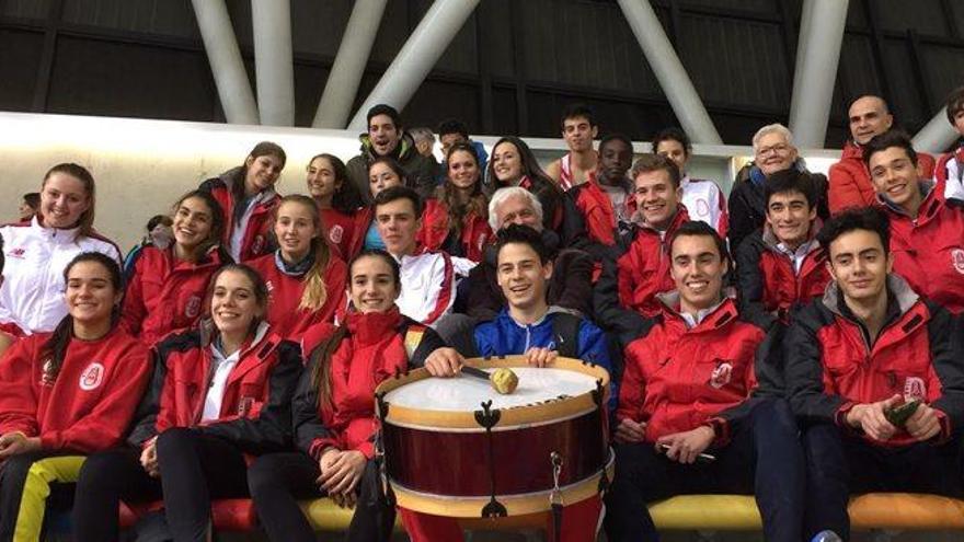 Formacions masculina i femenina de l&#039;Avinent CA Manresa amb els seus tècnics, a Sabadell