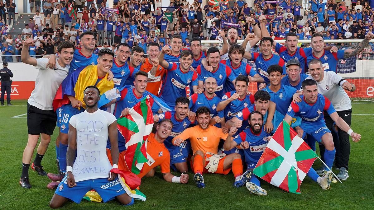 El Amorebieta celebra su ascenso a Segunda División.