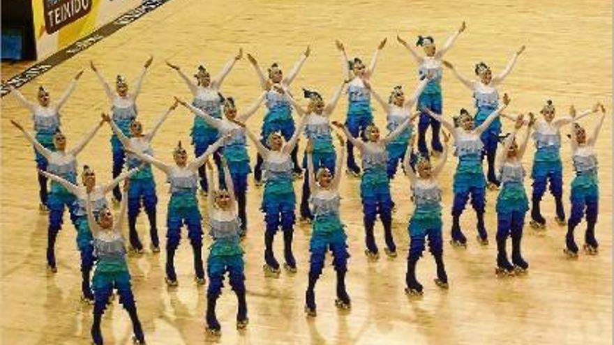 Les patinadores de l&#039;Olot realitzant la coreografia &quot;Respira&quot; en la final del Mundial de Reus