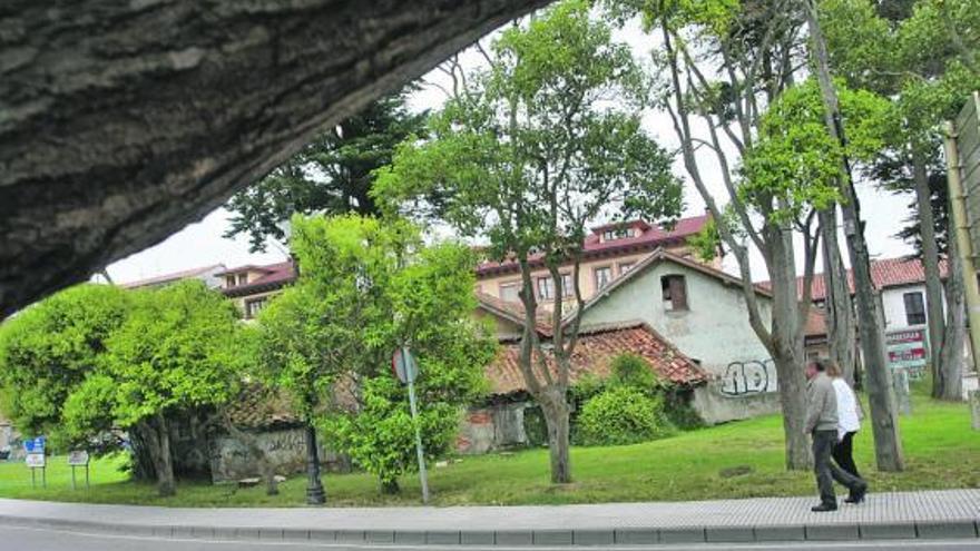 El edificio de la antigua fábrica de pan Toraño, en la finca de El Concilio, en Ribadesella.