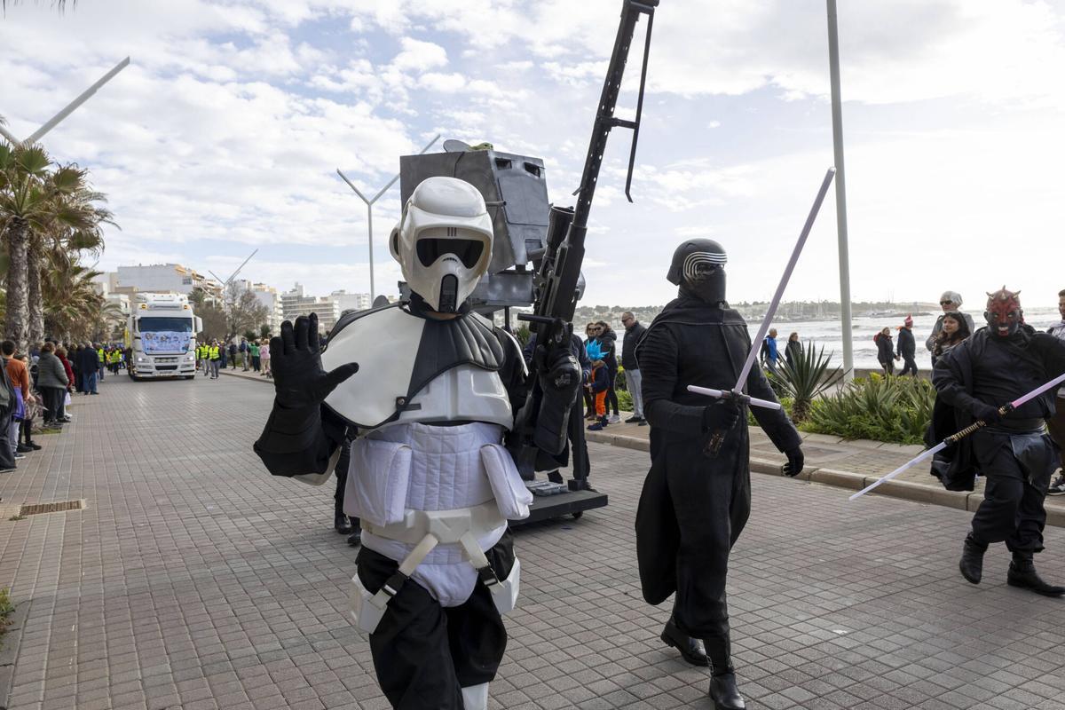 La Rua de El Arenal-Playa de Palma ha contado con variedad de comparsas con mucha inspiración y color. La Rua de El Arenal-Playa de Palma ha contado con variedad de comparsas con mucha inspiración y color.