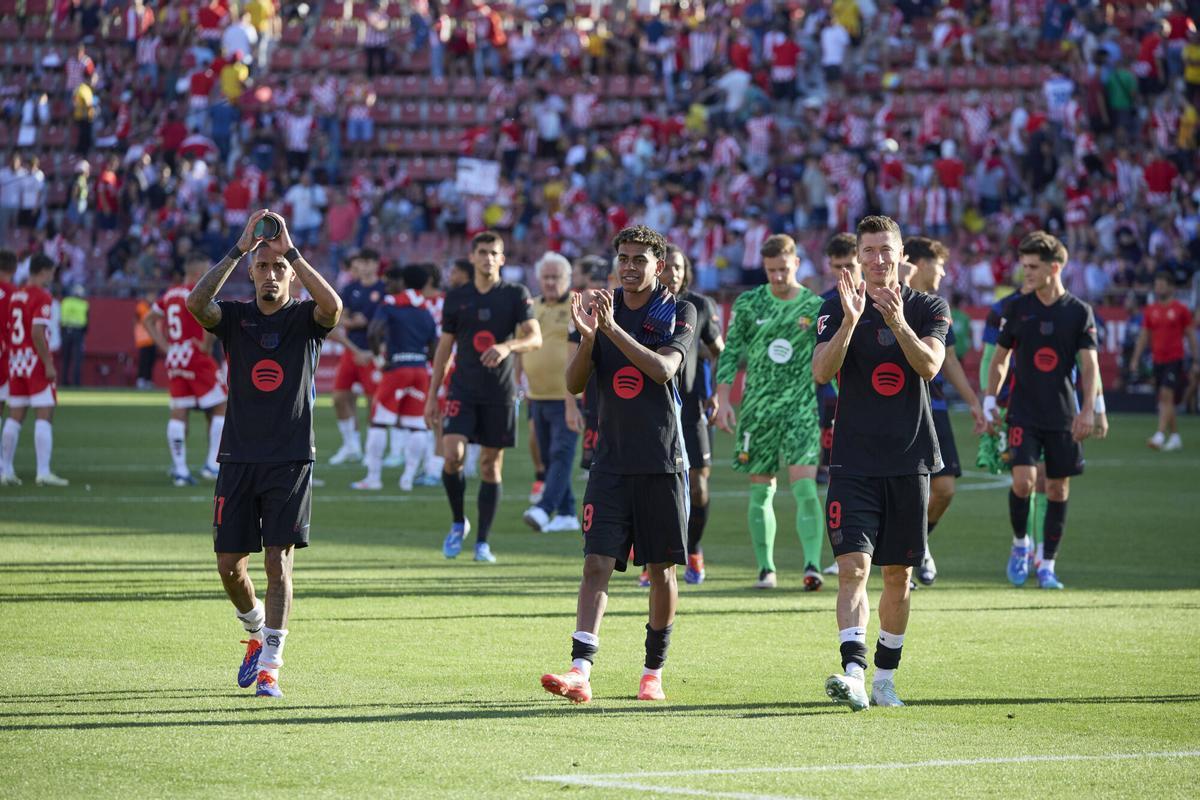 Raphinha, Lamine Yamal y Lewandowski aplauden a los aficionados del Barça en Montilivi tras vencer al Girona.