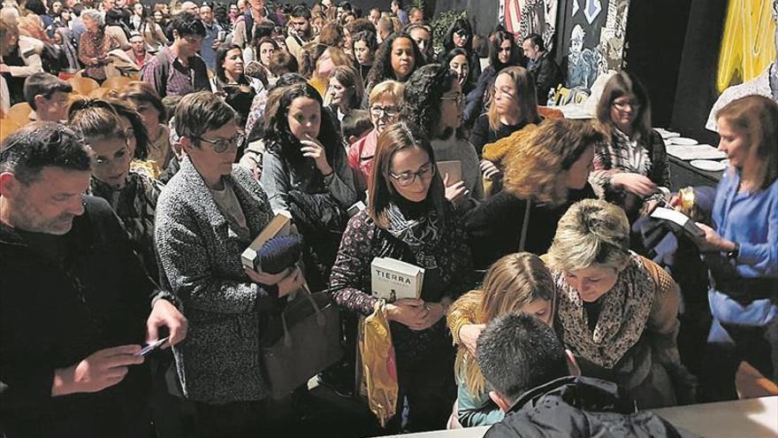 El escritor Eloy Moreno reúne a 400 seguidores en la Bohemia