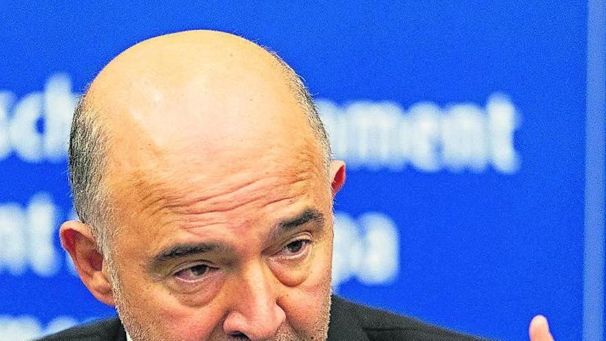 Moscovici anuncia la negativa de Bruselas a dar el visto bueno al borrador de las cuentas italianas para 2019.  // Efe