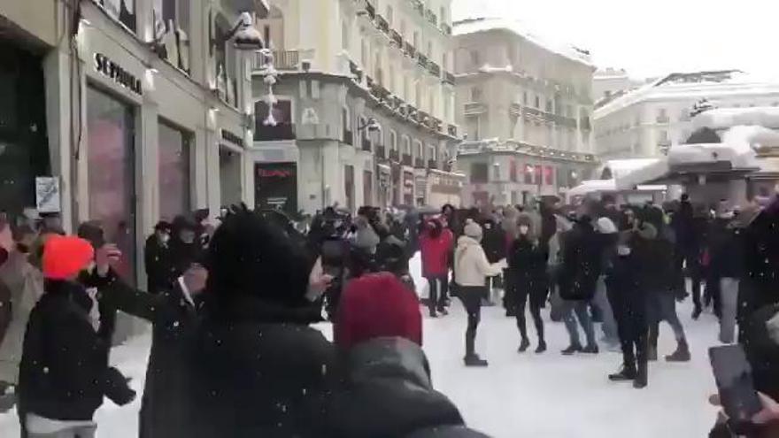 Indignación en toda España: tercera ola y 'rave' en la Puerta del Sol